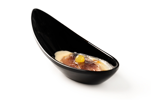 Sardina ahumada con salsa de cava y perlas cítricas