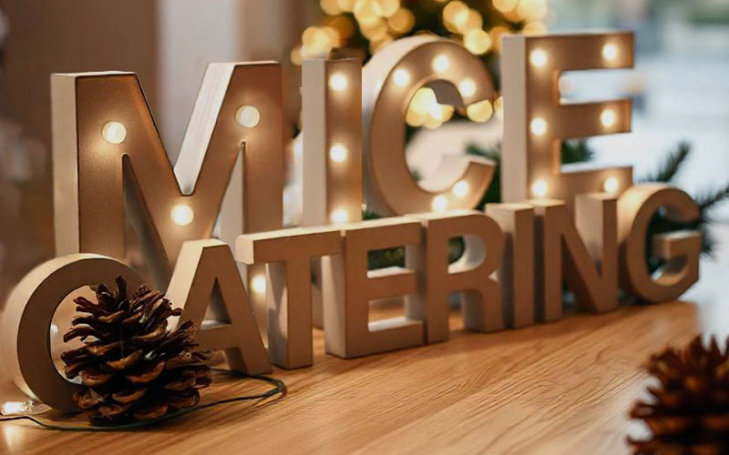 Equipo de MICE Catering preparando un evento navideño, demostrando que no cerramos en estas fechas